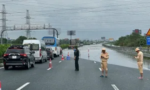 Cao tốc Pháp Vân - Cầu Giẽ bị ngập nước, hạn chế xe lưu thông