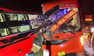 Xe khách tông nhau trên cao tốc, hai người tử vong