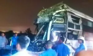 Ôtô khách tông xe container trên cao tốc, 12 người bị thương